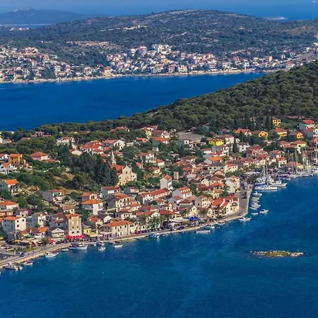 In Rogoznica With Terrace, Air Condition, Wifi, Washing Machine روغوزنيكا